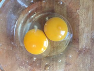 超滑嫩水蒸蛋,鸡蛋打入碗中