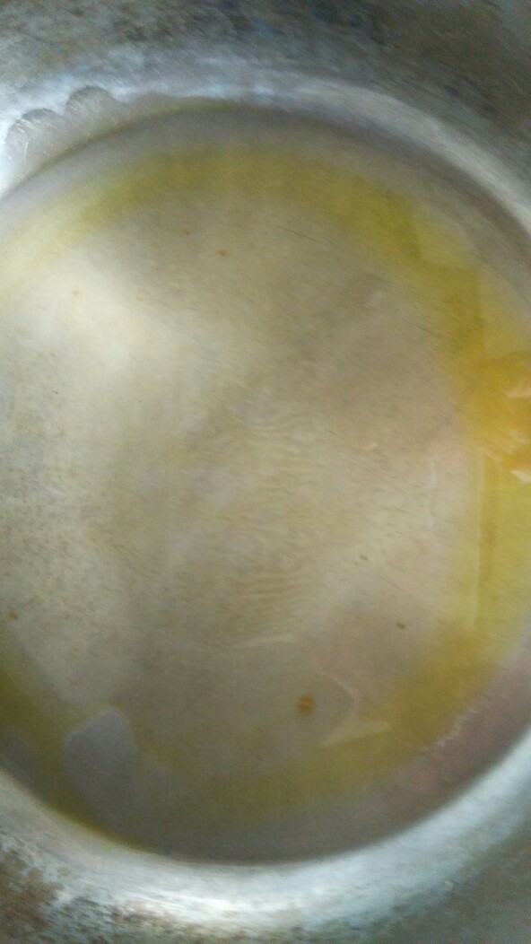 秋葵煎鸡蛋饼,锅烧热，倒入食用油