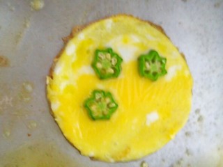 秋葵煎鸡蛋饼,倒入鸡蛋液煎成饼，撒上秋葵煎一分钟即可