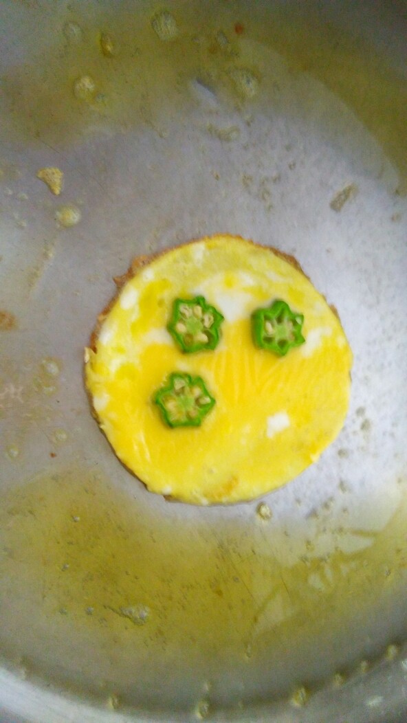 秋葵煎鸡蛋饼,倒入鸡蛋液煎成饼，撒上秋葵煎一分钟即可