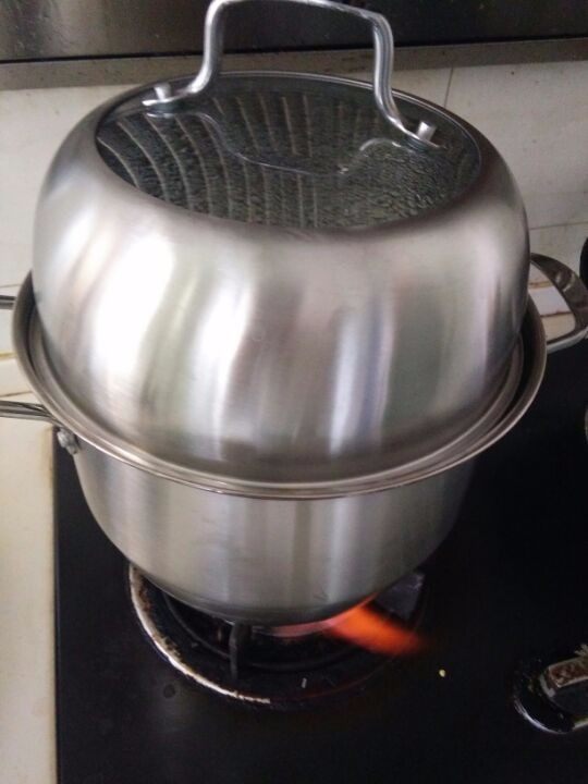 粉蒸土豆丝，小酒必备,水开大火蒸两分钟打开盖子翻搅均匀。翻动三次。第三次就关火离锅