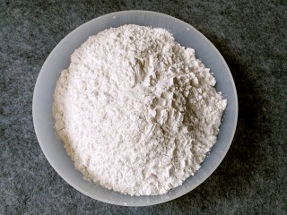 糖油粑粑,准备水磨糯米粉适量。