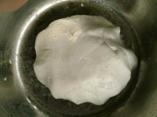 糖油粑粑,揉成光滑柔软的面团。
