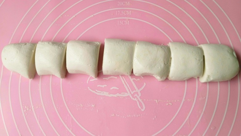 糖油粑粑,用刀切成大小均匀的小剂子。