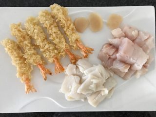 海鲜杂炒,准备海鲜（亲们你们也看到了，只有3个鲜贝，不是只需3个，而是樱桃家缺货啦😄。天婆罗虾可以换成新鲜虾，成品后菜式会更漂亮👍）