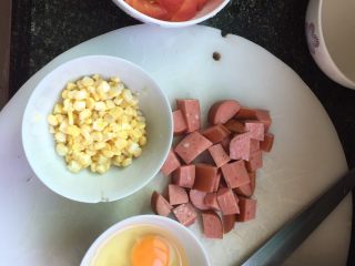 超级面疙瘩汤。暖心,玉米剥少许玉米粒。
火腿切成大块丁
鸡蛋打散备用
西红柿划几刀放入热水中煮
