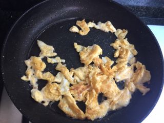 超级面疙瘩汤。暖心,鸡蛋放入平底锅中炒成蛋碎
