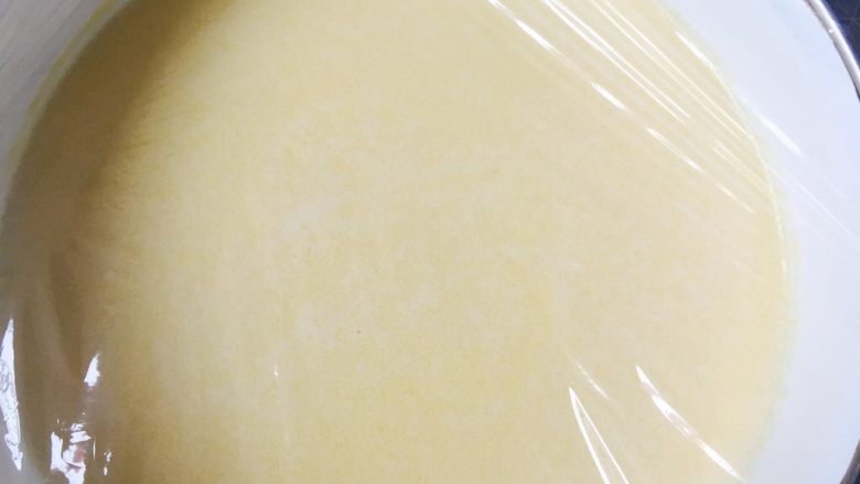 芒果千层盒子蛋糕,盖保鲜膜放入冰箱冷藏半个小时。放入冰箱是为了一会摊千层皮更加的细腻