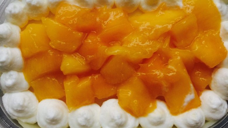 芒果千层盒子蛋糕,表面装饰一下。放入冰箱冷藏 