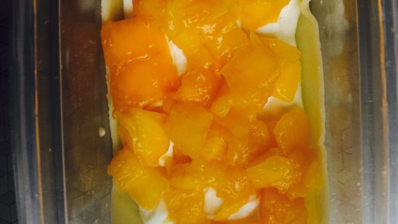 芒果千层盒子蛋糕,挤一层奶油放一层芒果丁再挤一层奶油