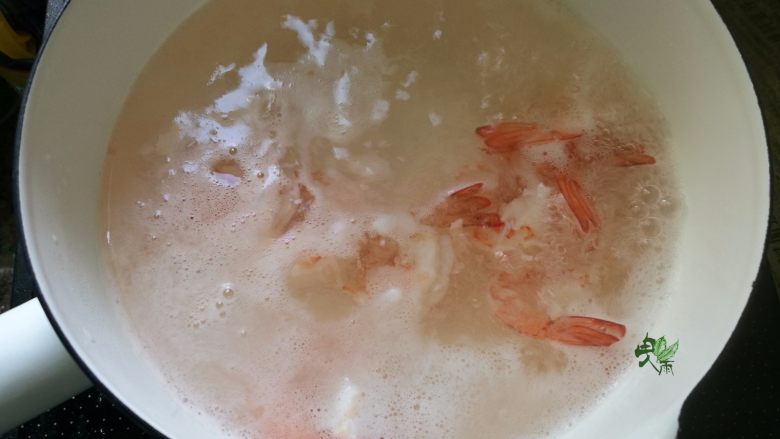 鲜虾胡柚沙拉,放入水中煮熟捞出备用，因海虾本身有咸甜味，也不腥，所以没有放生姜，盐。
