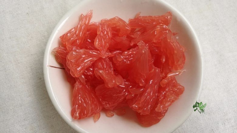 鲜虾胡柚沙拉,胡柚去皮，将肉取出。口味较酸，放到沙拉里后就不需要加醋了。