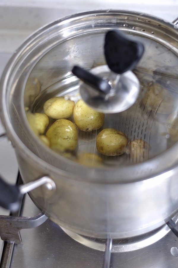 香煎孜然小土豆,煮锅里倒入土豆清水，把土豆煮熟。
