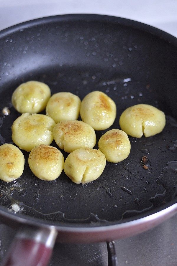 香煎孜然小土豆,小火煎制土豆金黄。