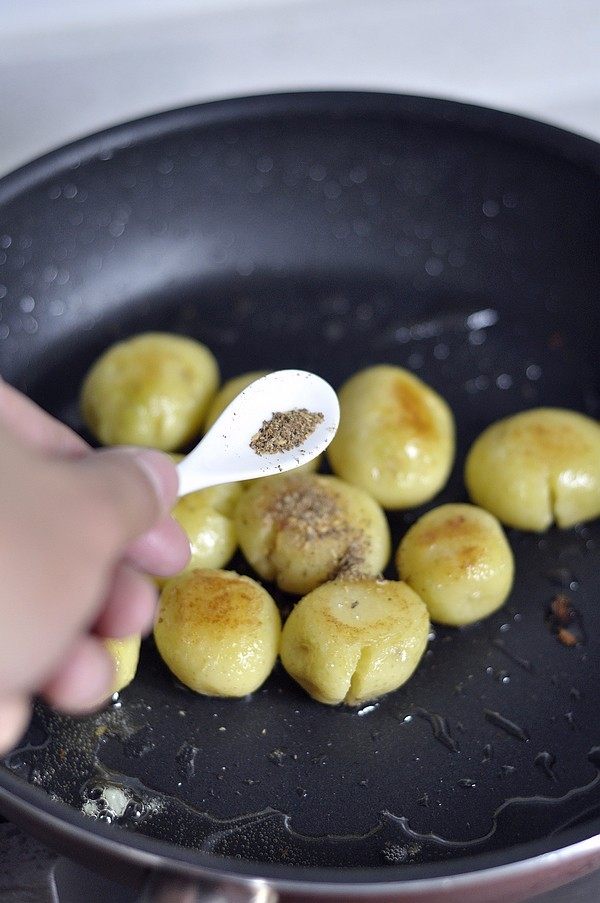 香煎孜然小土豆,调入花椒盐。