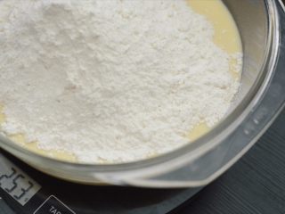 吃不腻的奶香吐司,加入面粉250g。