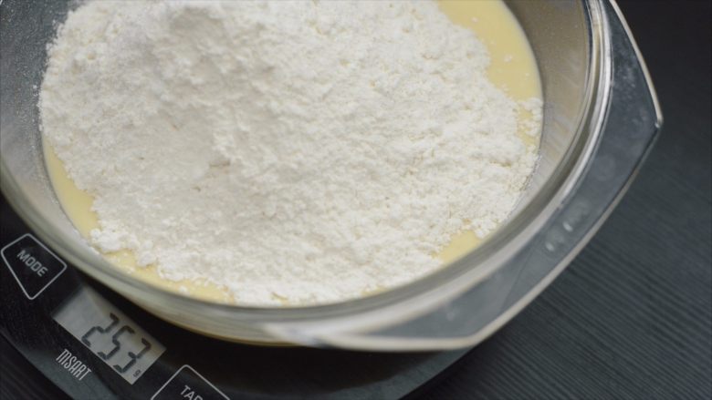 吃不腻的奶香吐司,加入面粉250g。
