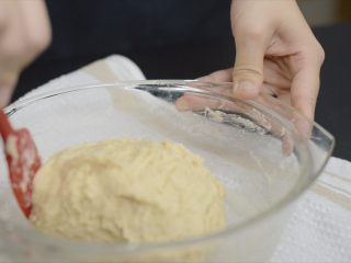 吃不腻的奶香吐司,面团比较粘手，用硅胶刮刀搅拌均匀直到看不见干粉。