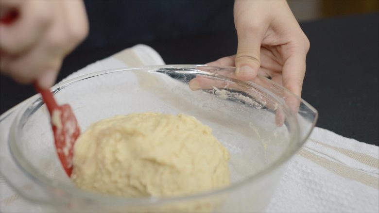 吃不腻的奶香吐司,面团比较粘手，用硅胶刮刀搅拌均匀直到看不见干粉。