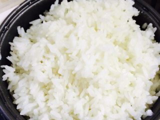 咖喱鸡肉饭,先蒸好米饭。