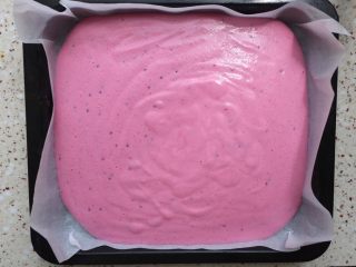 七夕【粉色蛋糕卷】,烤盘提前铺一层油纸，倒入烤盘，用刮板整平正；