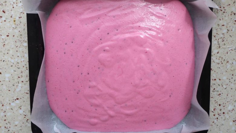 七夕【粉色蛋糕卷】,烤盘提前铺一层油纸，倒入烤盘，用刮板整平正；