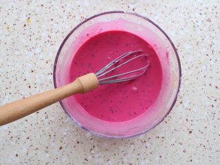 七夕【粉色蛋糕卷】,拌好的面糊会顺着打蛋器留下来；放一旁备用；
