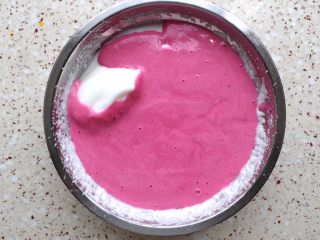 七夕【粉色蛋糕卷】,拌好的蛋白糊倒入剩下的蛋白里，用同样的方式拌均匀；