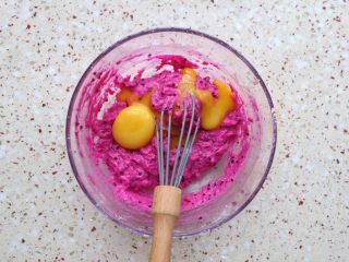 七夕【粉色蛋糕卷】,分次加入蛋黄，以同样的方式拌均匀；