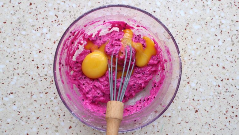 七夕【粉色蛋糕卷】,分次加入蛋黄，以同样的方式拌均匀；