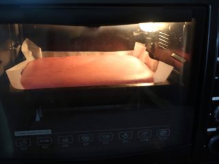 七夕【粉色蛋糕卷】,放入越热的烤箱，中层上下火175度25分钟左右；温度仅供参考；