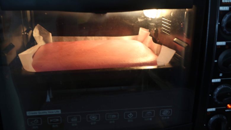 七夕【粉色蛋糕卷】,放入越热的烤箱，中层上下火175度25分钟左右；温度仅供参考；