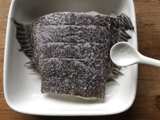 清蒸鸦片鱼,放在一个白色的碗里撒上适量盐，两面都得撒