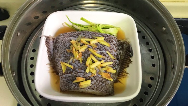 清蒸鸦片鱼,等水开后放进蒸锅，加盖蒸5分钟