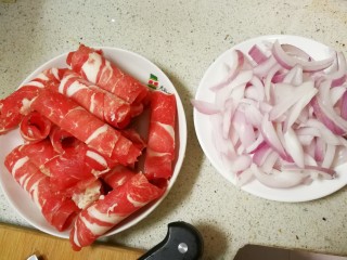 温泉蛋+洋葱牛肉盖饭,现在可以处理食材了~牛肉卷从冰箱取出，不用解冻的太久，洋葱切粗丝备用，
