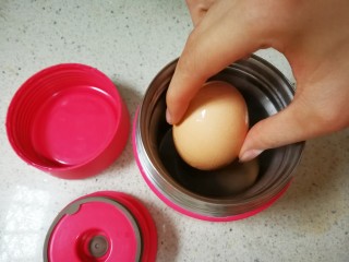 温泉蛋+洋葱牛肉盖饭,鸡蛋用水冲净表面，轻轻放入焖烧杯中，盖上盖子，焖一个小时。