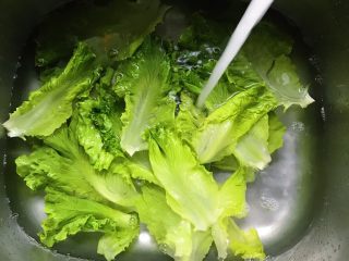 碧绿爽口的莴仔菜,把生菜掰开 水里浸泡10分钟，第一去除农药，第二冷水泡过也是脆的一方面