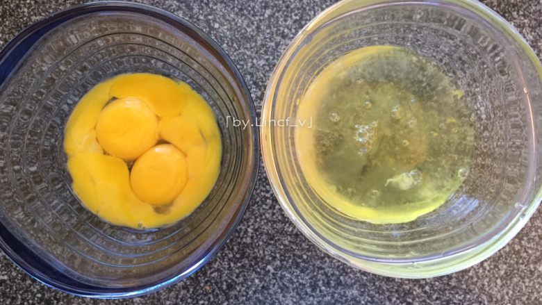 蛋烤土豆塔,鸡蛋蛋黄与蛋白分离，取蛋黄待用（蛋黄量取决于鸡蛋大小）