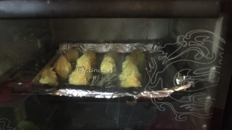 蛋烤土豆塔,挤好的土豆塔放入烤箱中层，上下火，180度约20分钟烘烤（烤箱温度与时间只供参考）