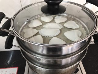 花样水晶虾饺,水开后，上锅大火蒸十分钟就好了