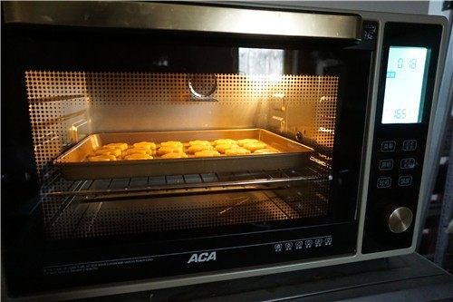好吃的切达芝士酥饼,烤箱175度预热，中层上下火烤15分钟左右