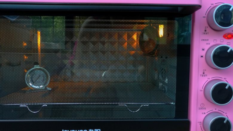 椒盐烤薯片,九阳粉嫩烤箱上下火预热180度。