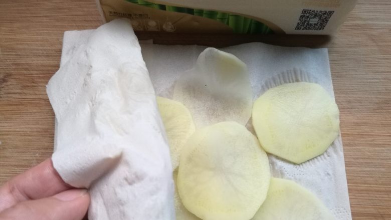 椒盐烤薯片,捞出薯片，用纸巾吸干水分。