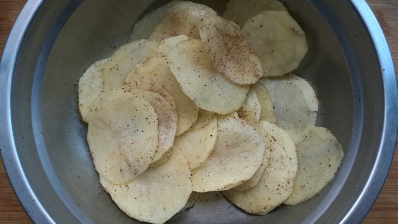 椒盐烤薯片,搅拌均匀。