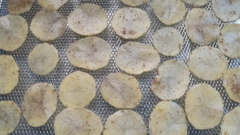 椒盐烤薯片,一片一片平铺在烤网上。九阳粉嫩烤箱的烤网非常适合烤薯片和各类果干。
