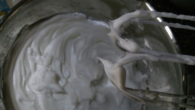 榴莲盒子蛋糕,一直打至硬性发泡状态，提起打蛋器，蛋白霜呈小尖沟状态
