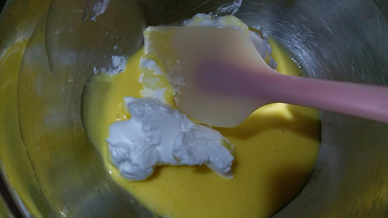 榴莲盒子蛋糕,蛋白霜分三次加入蛋黄糊内，用切拌 翻拌的手法拌均