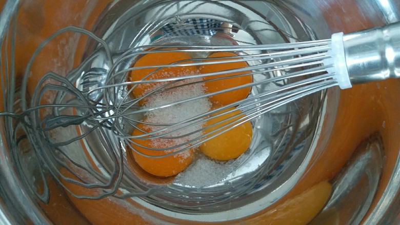榴莲盒子蛋糕,蛋清蛋黄分离，糖加入蛋黄内