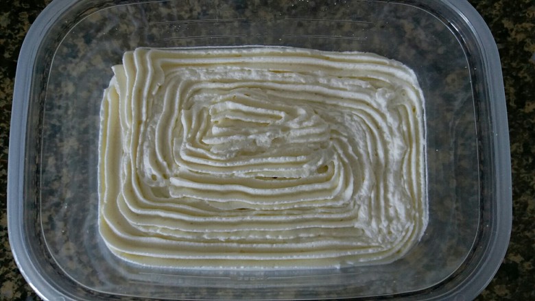 榴莲盒子蛋糕,挤上一层打发的奶油