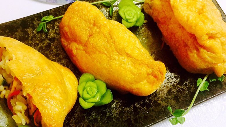 稻荷寿司,可以美美的享用了！这是正宗的日本家常版稻荷寿司。个人觉得非常适合女士及孩子吃。吃起来酸甜适中，藕脆脆的、青菜的爽口、浓郁的香菇（干香菇比鲜香菇做出来有味道）营养的牛蒡！制作也方便简单